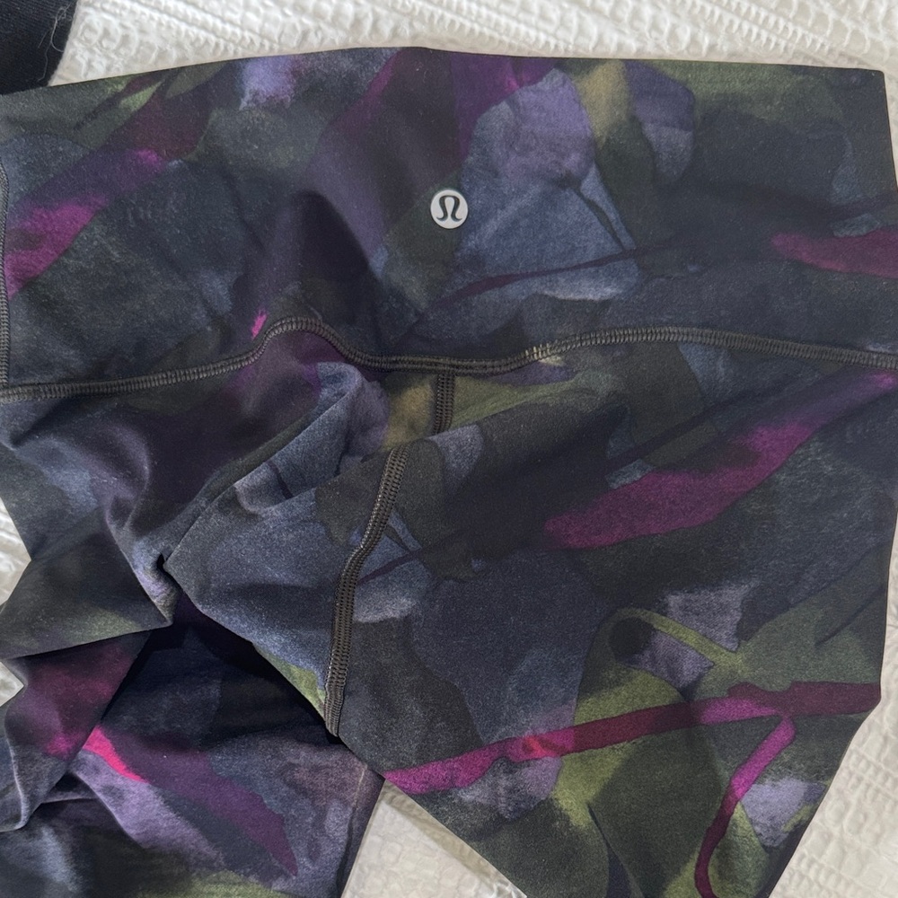 Lululemon Wunder Under Aura Dark Chrome Multi Crop Size 8